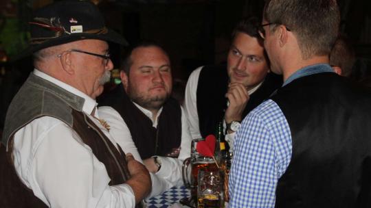 Ein Prosit der Gemütlichkeit: Diese stilecht gekleideten Oktoberfest-Besucher ließen sich im Eckartsweierer Dreschschopf ein gut gezapftes Bier munden. © Klaus Elff