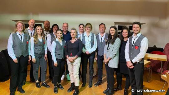 Neuer Vorstand des Musikvereins Eckartsweier (von links). Lena Kimmer, Holger Baas, Laura Hetzel, Daniel Baas, Sandra Janschick, Isabell Hänicke, Gerhard Bolz, Petra Baas, Elisabeth Nagel, Nicole Rothweiler, Andreas Mehne, Melanie Maier, Nicole Albrecht und Thorsten Göpper. 