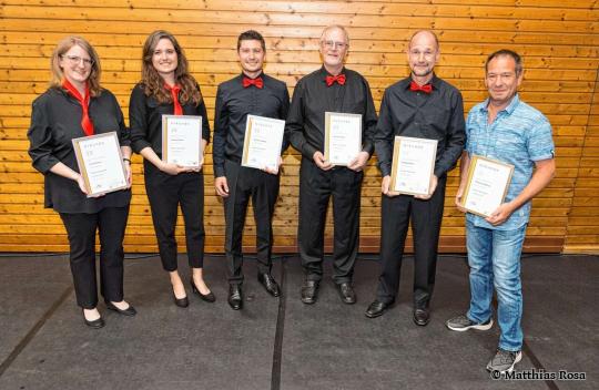 Ehrungen (v. links): Lena Kimmer, Romina Walter, Thorsten Göpper, Michael Kienle, Holger Baas und Andreas Mehne.